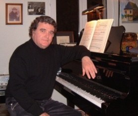 Chez lui, au piano